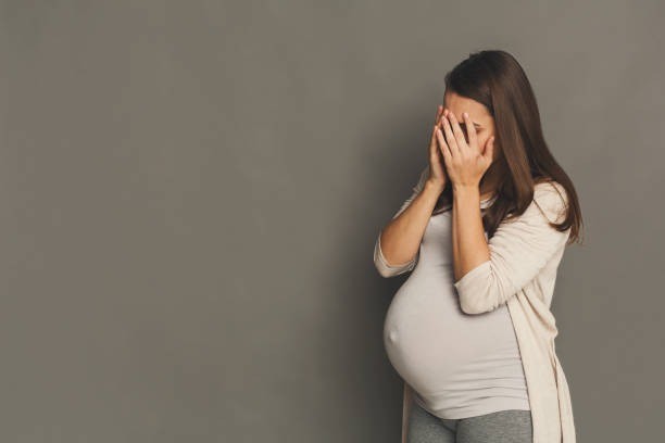 mood swing saat hamil, perubahan emosi ibu hamil, cara mengatasi mood swing, ibu muda dan kehamilan, kesehatan mental ibu hamil, hormon kehamilan dan suasana hati, tips emosi stabil saat hamil